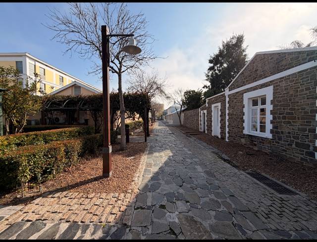 280M² BUILDING TO LET IN WATERFRONT